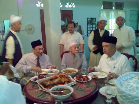 Anwar, Tok Ayah dan Abdullah : Makan Tengahari Untuk Keamanan